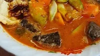 Sebagai salah satu pasar tertua di Jakarta, Pasar Baru memang gudangnya kuliner legendaris, begitu juga dengan tempat makan soto Betawi. Soto Betawi Globe H.Oji, sudah ada sejak 1980-an. Racikan sotonya juara! Foto: Google Review