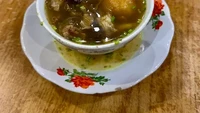 Di Pasar Baru juga ada kuliner khas Padang yang tersohor enak, yaitu Soto Padang H. St. Mangkuto yang berdiri sejak 1942. Soto berkuah pekat dengan harum rempah ini sangat menggugah selera. Foto: Google Review