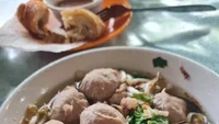 Bakso dan Rujak Metro bisa menjadi pilihan yang tepat kalau mencari tempat makan bakso legendaris. Tempat makan ini sudah berdiri sejak 1984 dengan harga seporsi Rp 16.000-an. Foto: Google Review