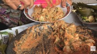 Gado-gado yang bumbunya legit juga bisa ditemui di kawasan Pasar Baru. Yaitu Gado-gado Bu Husni yang telah berdiri sejak 1965. Sayurannya komplet dan bumbu kacangnya melimpah. Foto: YouTube /kreasiasli