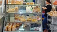 Ada bakery legendaris yang dapat ditemui di area Pasar Baru. Ada Bistro Bakery yang telah beroperasi sejak 1980-an dan berlokasi Metro Atom Plaza. Pilihan rotinya ada roti cokelat, roti sobek lima rasa, dan lainnya Foto: Google Review