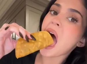 Kylie Jenner Pamer Masak Shrimp Tacos di Rumah, Bikin Ngiler!