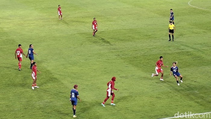 Laga Timnas Putri Indonesia vs Nepal di Stadion Maguwoharjo, Sleman, Rabu (26/11/2025).