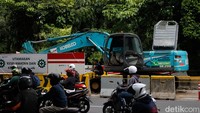Penggalian yang dilakukan di sisi badan jalan membatasi ruang gerak kendaraan, sehingga antrean panjang tak terhindarkan. 