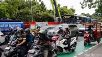 Sejumlah kendaraan tampak merayap di Jalan D.I Panjaitan, Jakarta Timur, Rabu (26/11/2025).