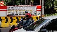 Petugas lapangan memasang pembatas dan rambu peringatan, namun kepadatan tetap terjadi akibat tingginya volume kendaraan yang melintas.