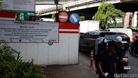 Dengan lokasi proyek yang berada di jalur strategis penghubung Cawang-Kebon Nanas, kemacetan terus meningkat terutama pada jam sibuk.