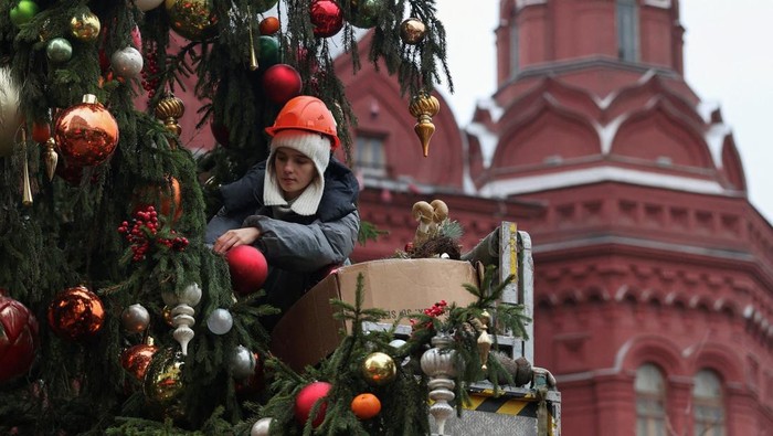 Suasana musim dingin mulai terasa di pusat Kota Moskow. Rabu (26/11/2025), Lapangan Manezhnaya tampak berubah wajah seiring pemasangan hiasan pada pohon Natal raksasa yang berdiri megah dengan latar Katedral Kristus Sang Juru Selamat. Ornamen-ornamen berkilau mulai digantung satu per satu, menandai dimulainya persiapan perayaan Natal di ibu kota Rusia itu. REUTERS/Ramil Sitdikov