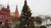 Ornamen-ornamen berkilau mulai digantung satu per satu, menandai dimulainya persiapan perayaan Natal di ibu kota Rusia itu. REUTERS/Ramil Sitdikov