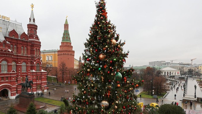 Suasana musim dingin mulai terasa di pusat Kota Moskow. Rabu (26/11/2025), Lapangan Manezhnaya tampak berubah wajah seiring pemasangan hiasan pada pohon Natal raksasa yang berdiri megah dengan latar Katedral Kristus Sang Juru Selamat. Ornamen-ornamen berkilau mulai digantung satu per satu, menandai dimulainya persiapan perayaan Natal di ibu kota Rusia itu. REUTERS/Ramil Sitdikov