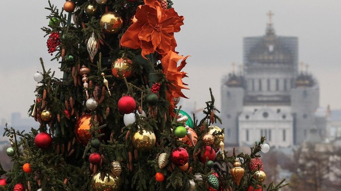 Suasana musim dingin mulai terasa di pusat Kota Moskow. Rabu (26/11/2025), Lapangan Manezhnaya tampak berubah wajah seiring pemasangan hiasan pada pohon Natal raksasa yang berdiri megah dengan latar Katedral Kristus Sang Juru Selamat. Ornamen-ornamen berkilau mulai digantung satu per satu, menandai dimulainya persiapan perayaan Natal di ibu kota Rusia itu. REUTERS/Ramil Sitdikov