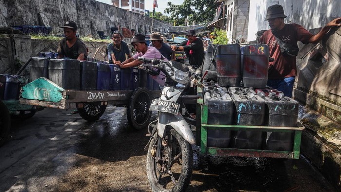 Seorang pekerja mengisi air bersih ke dalam jerigen untuk dijual di Muara Angke, Jakarta, Rabu (26/11/2025).Gubernur DKI Jakarta Pramono Anung menyebut layanan air bersih Jakarta per November 2025 mencapai 78 persen atau meningkat 7,71 persen dari November 2024 dan menargetkan pada 2029 seluruh wilayah Jakarta bisa memperoleh 100 persen air bersih. ANTARAFOTO/Muhammad Rizky Febriansyah