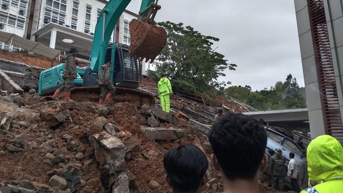 Proses evakuasi longsor Kampus III UIN Imam Bonjol Padang menggunakan alat berat.