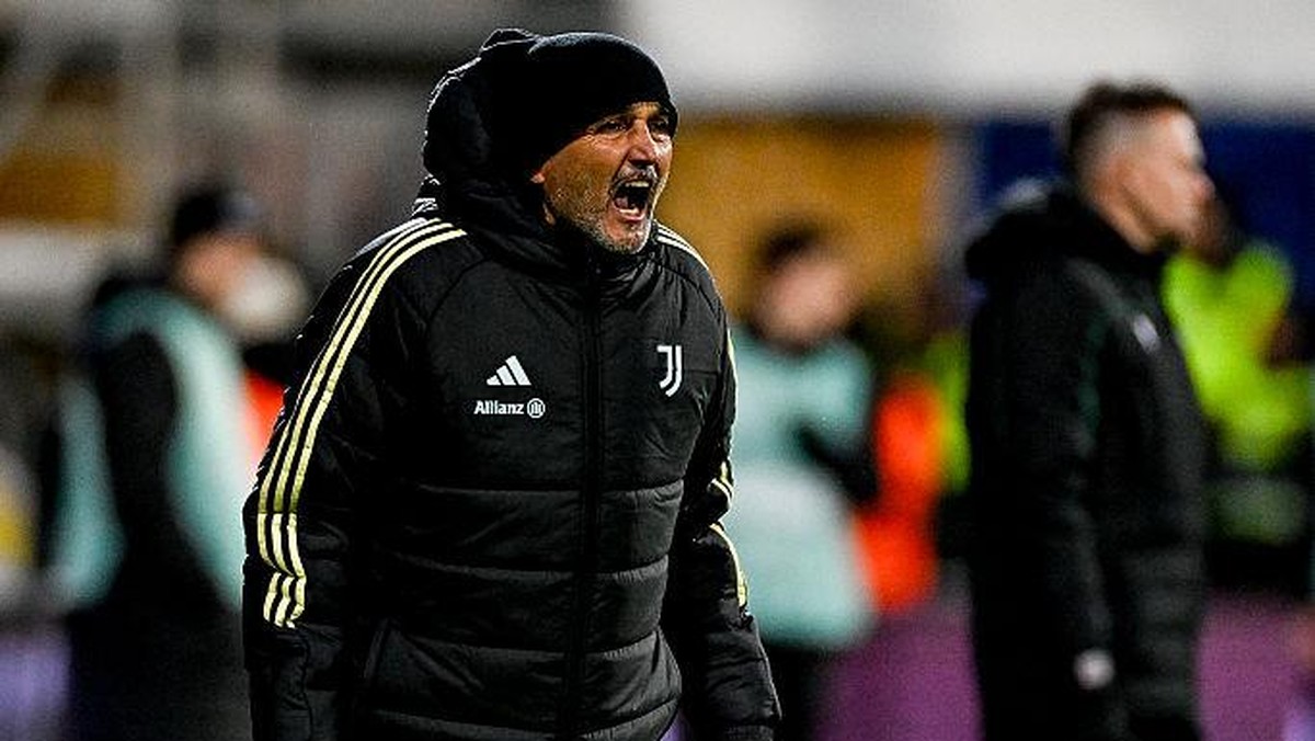 Luciano Spalletti berdiri di tengah suhu dingin kota Bodo. Foto: Getty Images/Daniele Badolato - Juventus FC