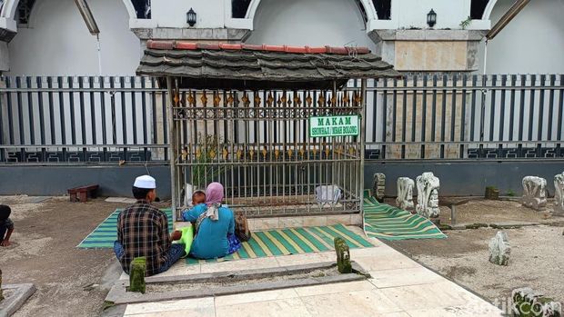 Makam Mbah Bolong di Area Masjid Sunan Ampel