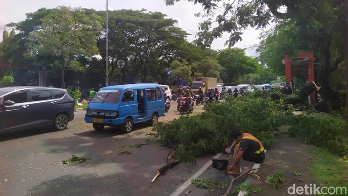 Arus lalu lintas (lalin) di Jalan Urip Sumoharjo, Kota Makassar, Sulawesi Selatan (Sulsel) macet sejak pagi tadi.