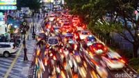 Kemacetan kembali terjadi di Jalan Margonda Raya, Kota Depok, Rabu (26/11/2025). Arus kendaraan mulai tersendat sejak memasuki jam pulang kerja.
