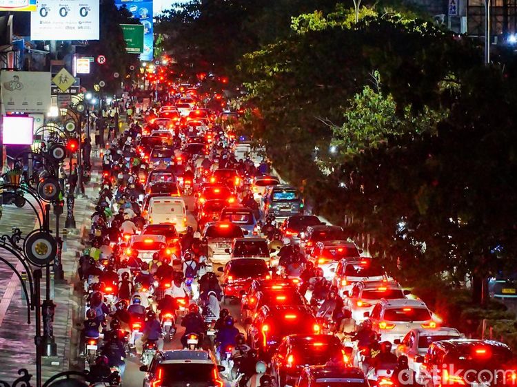 Jalan Margonda Mengular, Macet Panjang Bikin Pengendara Tak Berkutik
