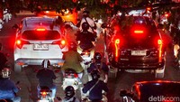 Arus lalu lintas tersendat sejak kawasan Universitas Indonesia menuju Depok Mall, membuat pengendara hanya bisa merayap beberapa meter dalam hitungan menit.