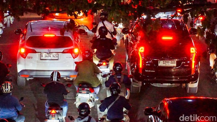 Jalur utama Margonda Raya, Depok, Rabu (26/11/2025), kembali lumpuh setelah antrean kendaraan mengular panjang.
