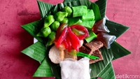 Klepon Bulang juga punya ciri khas: bentuknya sedikit meruncing, berbeda dari klepon bulat pada umumnya. Adonan dibuat dari tepung ketan dan tapioka, berisi gula merah dan beraroma pandan. Pembungkusnya pun masih menggunakan daun pisang, mengikuti tradisi awal saat pedagang keliling menjajakan klepon dipikul.