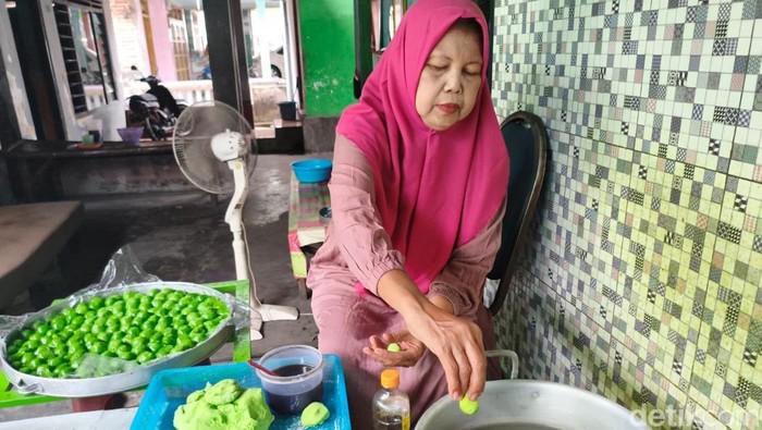 Melihat produksi kue klepon di Sidoarjo
