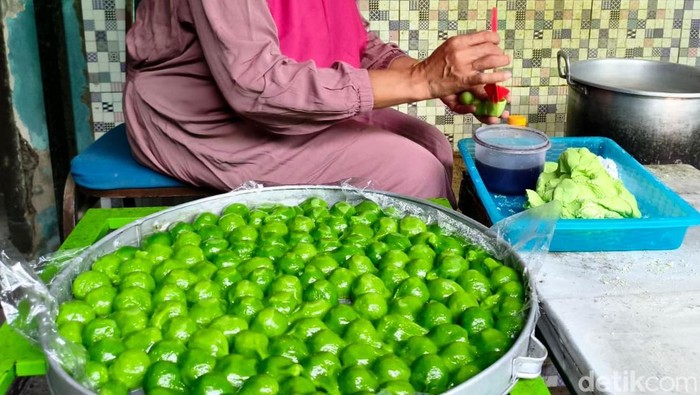 Melihat produksi kue klepon di Sidoarjo