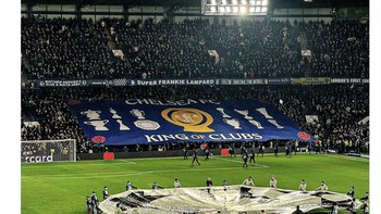 Spanduk suporter Chelsea jadi sorotan, Kings of Clubs tulisnya. Foto: X.com