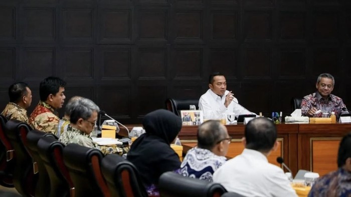 Mensesneg Prasetyo Hadi memimpin rapat bareng kementerian membahas anggaran, Selasa (25/11).