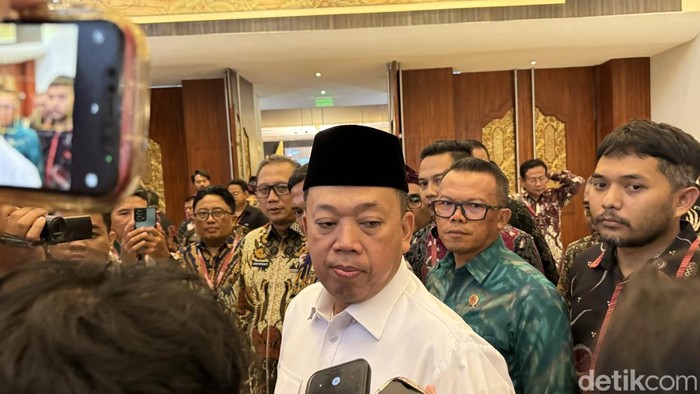 Menteri ATR/BPN Nusron Wahid saat diwawancarai sesuai menghadiri Munas MASKI di Sanur, Denpasar (25/11/2025).