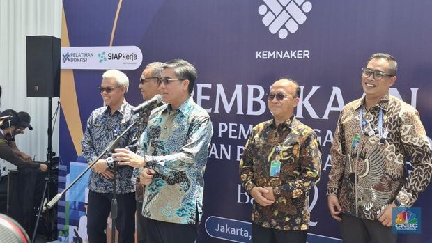Menteri Ketenagakerjaan (Menaker) Yassierli saat ditemui wartawam di kantor Kementerian Ketenagakerjaan (Kemnaker), Rabu (26/11/2025). (CNBC Indonesia/Chandra Dwi Pranata)