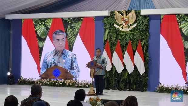 Menteri Ketenagakerjaan (Menaker) Yassierli saat menyampaikan paparannya pada pembukaan Program Magang Nasional Batch II, Rabu (26/11/2025). (CNBC Indonesia/Chandra Dwi Pranata)