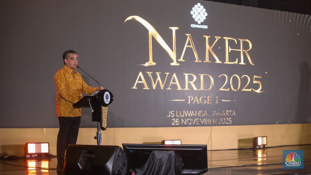 Menteri Ketenagakerjaan, Yassierli menyampaikan laporan dalam acara Naker Award 2025 di Jakarta, Rabu (26/11/2025). (CNBC Indonesia/Faisal Rahman)