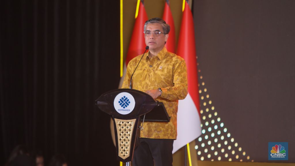 Menteri Ketenagakerjaan, Yassierli menyampaikan laporan dalam acara Naker Award 2025 di Jakarta, Rabu (26/11/2025). (CNBC Indonesia/Faisal Rahman)