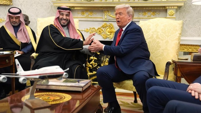 President Donald Trump meets Saudi Arabia’s Crown Prince Mohammed bin Salman in the Oval Office of the White House, Tuesday, Nov. 18, 2025, in Washington. (AP Photo/Evan Vucci)