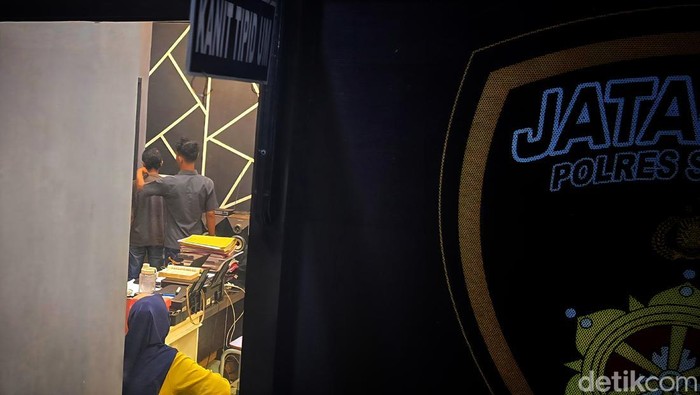 Oking, menjalani pemeriksaan di Unit 1 Tipidum, Satreskrim Polres Sukabumi karena nekat membakar rumah kekasih