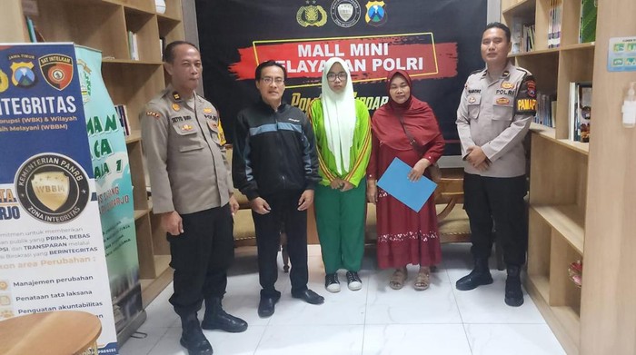 Orang tua yang kembali bertemu putrinya yang sempat dilaporkan tidak pulang beberapa hari tanpa kabar.