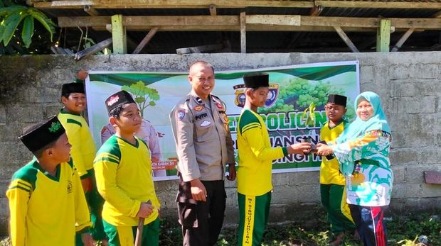 Pelajar di Kuansing, Riau, diajak menanam pohon untuk menyelamatkan hutan.