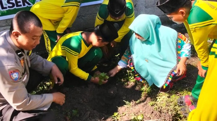 Pelajar di Kuansing, Riau, diajak menanam pohon untuk menyelamatkan hutan.