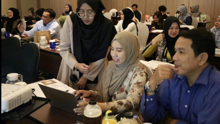 Pelaku UKM peserta workshop Petrokimia Gresik mendapat pendampingan dari mentor.