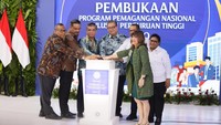 Menteri Ketenagakerjaan (Menaker) Yassierli (ketiga kiri) dan Menteri Koordinator Bidang Perekonomian Airlangga Hartarto (keempat kanan) beserta pejabat membuka Program Magang Nasional Lulusan Perguruan Tinggi Batch ke-2 di wilayah Kantor Kementerian Ketenagakerjaan (Kemenaker), Jakarta, Rabu (26/11/2025).