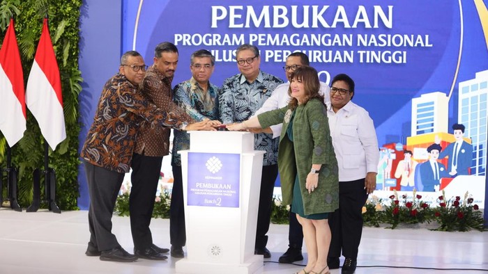 Menteri Ketenagakerjaan (Menaker) Yassierli (ketiga kiri) dan Menteri Koordinator Bidang Perekonomian Airlangga Hartarto (keempat kanan) beserta pejabat membuka Program Magang Nasional Lulusan Perguruan Tinggi Batch ke-2 di wilayah Kantor Kementerian Ketenagakerjaan (Kemenaker), Jakarta, Rabu (26/11/2025)