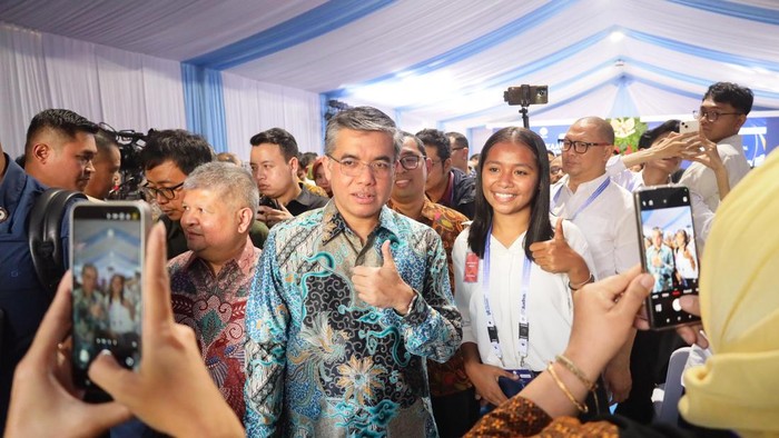 Menteri Ketenagakerjaan (Menaker) Yassierli (ketiga kiri) dan Menteri Koordinator Bidang Perekonomian Airlangga Hartarto (keempat kanan) beserta pejabat membuka Program Magang Nasional Lulusan Perguruan Tinggi Batch ke-2 di wilayah Kantor Kementerian Ketenagakerjaan (Kemenaker), Jakarta, Rabu (26/11/2025)