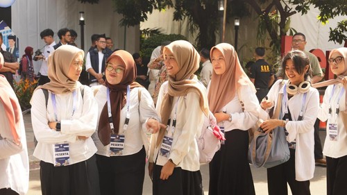 Menteri Ketenagakerjaan (Menaker) Yassierli (ketiga kiri) dan Menteri Koordinator Bidang Perekonomian Airlangga Hartarto (keempat kanan) beserta pejabat membuka Program Magang Nasional Lulusan Perguruan Tinggi Batch ke-2 di wilayah Kantor Kementerian Ketenagakerjaan (Kemenaker), Jakarta, Rabu (26/11/2025)