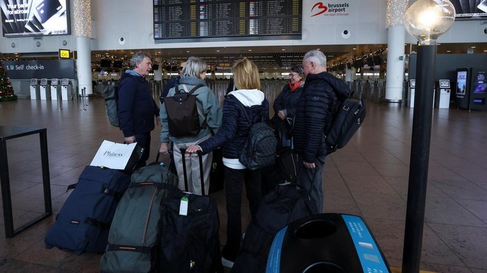 Pemogokan nasional selama tiga hari di Belgia resmi berakhir pada Rabu (26/11/2025), namun dampaknya masih terasa kuat di Bandara Internasional Brussels. Sejak pagi, ratusan penumpang terlihat terlantar di area terminal setelah puluhan penerbangan dibatalkan dan sebagian besar lainnya mengalami penundaan panjang. REUTERS/Yves Herman
