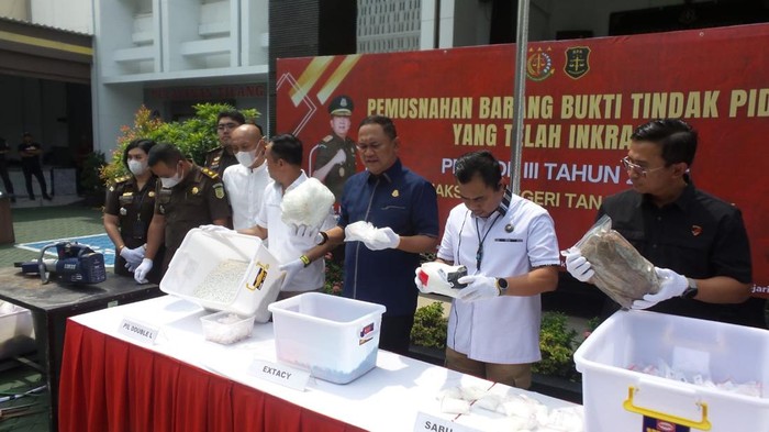 Pemusnahan barang bukti di Kejari Tanjung Perak.