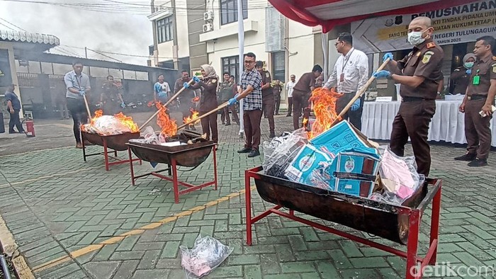 Pemusnahan barang bukti di Kejari Tulungagung.