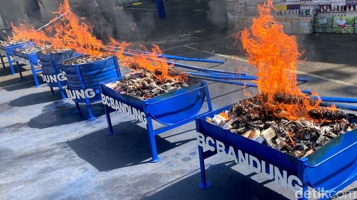 Pemusnahan rokok ilegal di Bea Cukai Bandung.