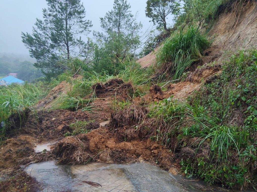 Penampakan akses menuju pos Pengamatan G. Bur Ni Telong longsor akibat hujan deras, per Rabu (26/11/2025). (Dok. Tim Kerja Gunung Api, Badan Geologi)