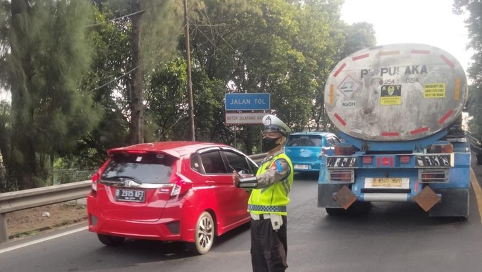 Penampakan truk tangki gangguan di Tol Dalam Kota arah Cikampek